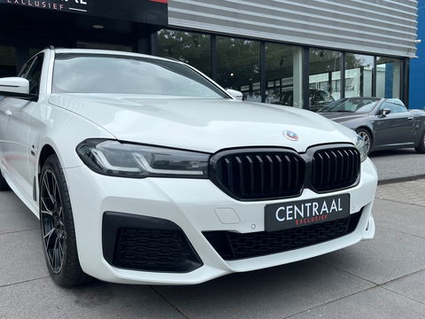 BMW 5 Serie Touring 530e xDrive High Exe M-Sport|Pano|Camera|Leder|Ambient Light|Carplay|Navi|292PK
