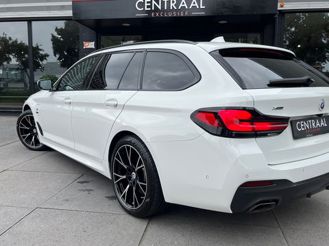 BMW 5 Serie Touring 530e xDrive High Exe M-Sport|Pano|Camera|Leder|Ambient Light|Carplay|Navi|292PK