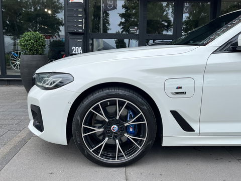 BMW 5 Serie Touring 530e xDrive High Exe M-Sport|Pano|Camera|Leder|Ambient Light|Carplay|Navi|292PK