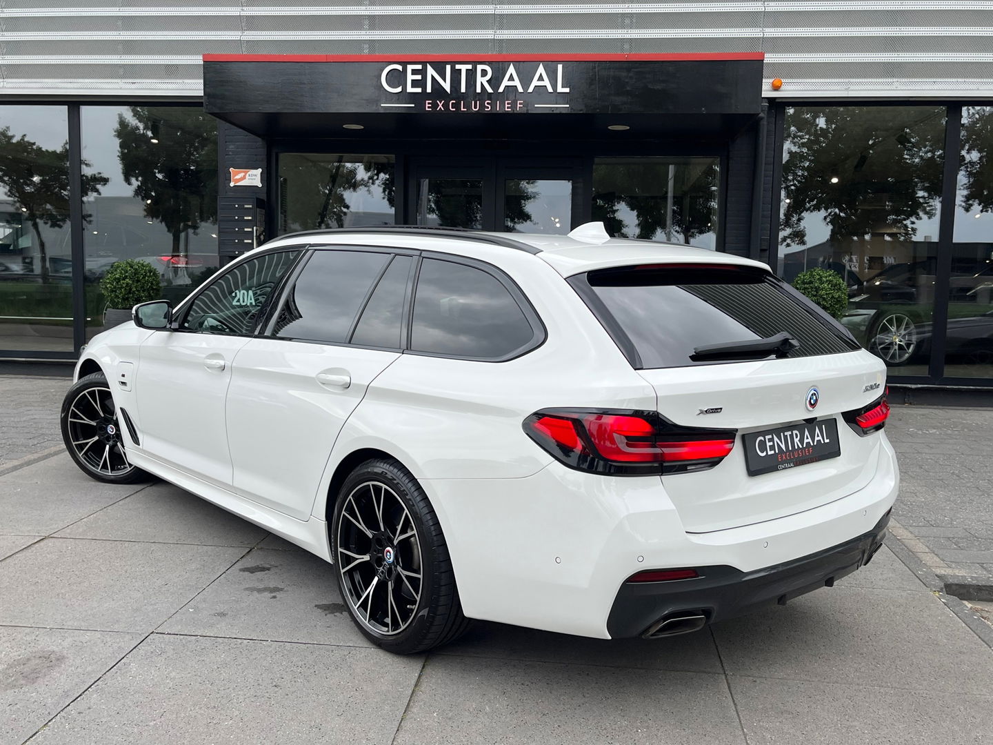 BMW 5 Serie Touring 530e xDrive High Exe M-Sport|Pano|Camera|Leder|Ambient Light|Carplay|Navi|292PK