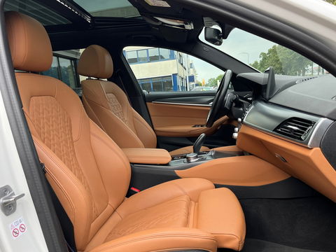BMW 5 Serie Touring 530e xDrive High Exe M-Sport|Pano|Camera|Leder|Ambient Light|Carplay|Navi|292PK