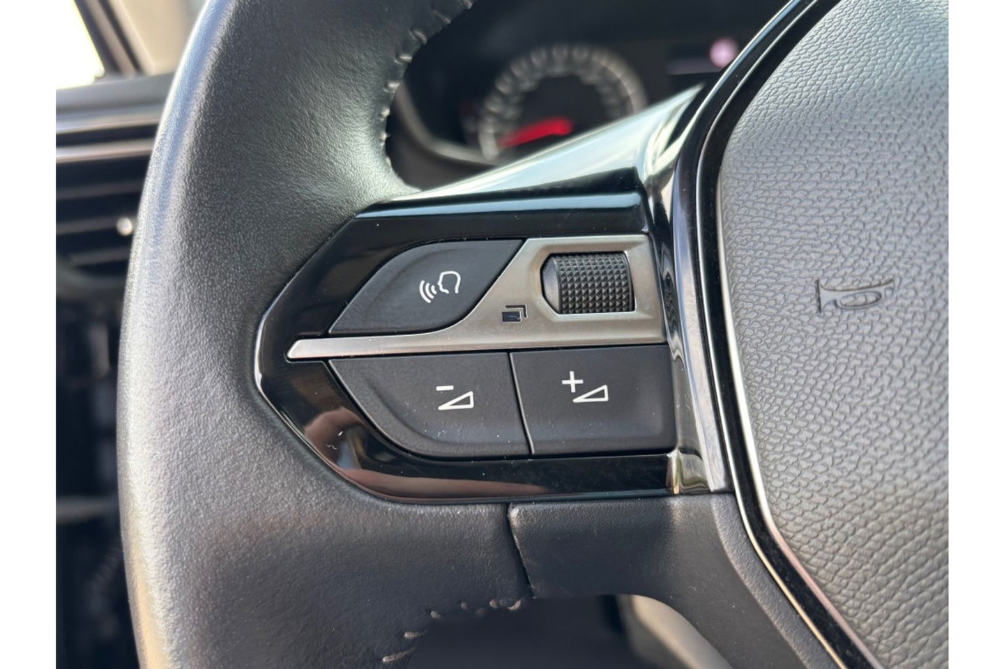 Peugeot 2008 1.2 PT ACTIVE PACK AIRCO CRUISE CARPLAY PDC.