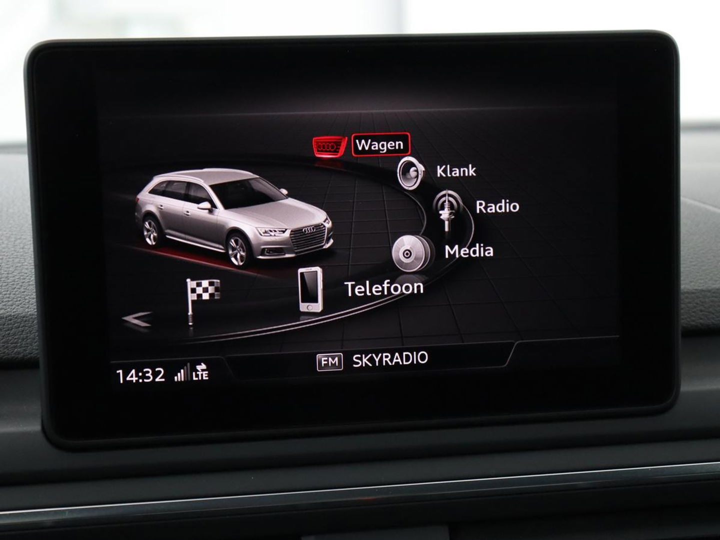 Audi A4 1.4 TFSI Pro Line | Adaptive cruise | Stoelverwarming | Camera | Trekhaak | Navigatie | Xenon | Climate control | Bluetooth | Side Assist