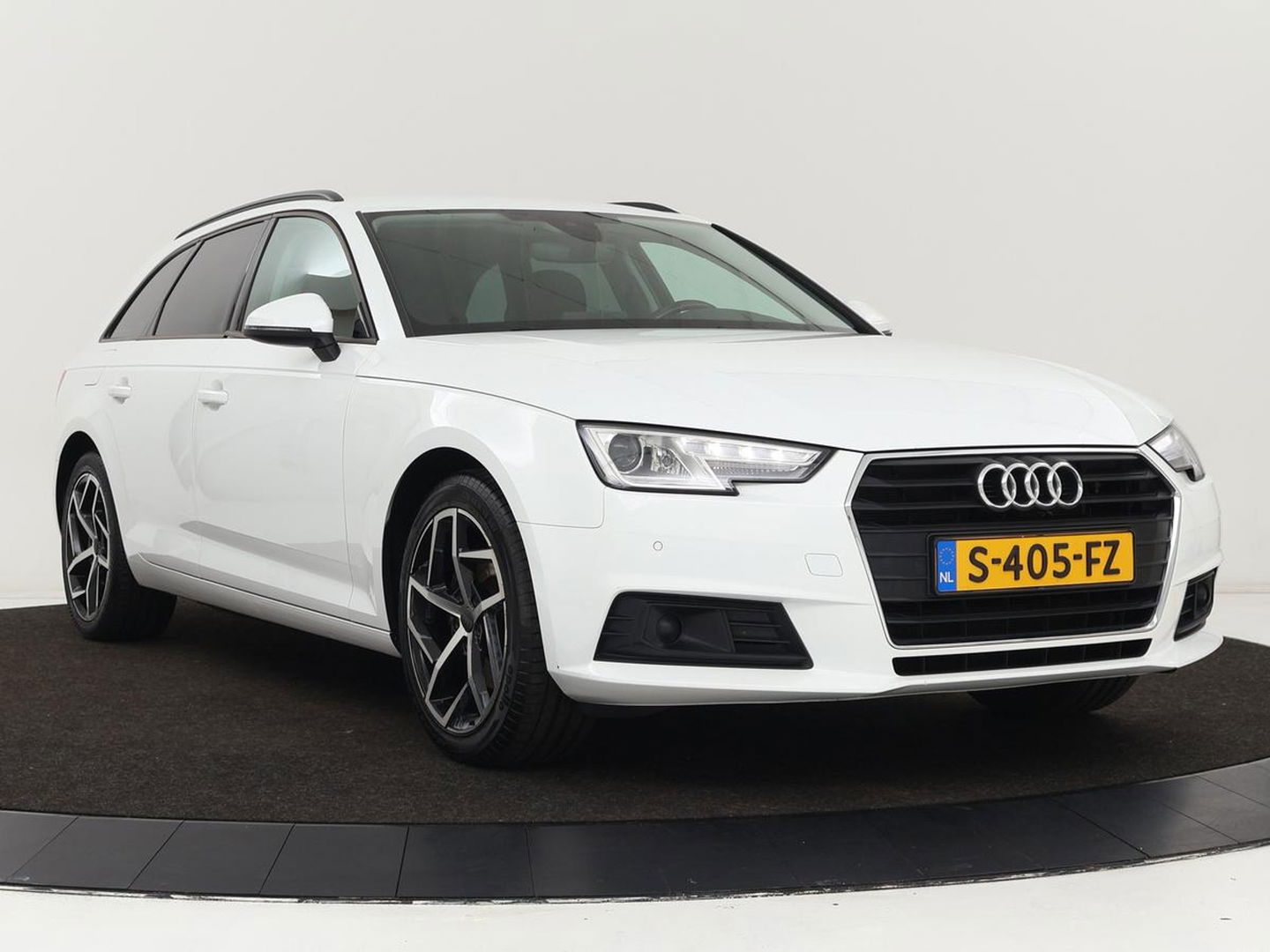 Audi A4 1.4 TFSI Pro Line | Adaptive cruise | Stoelverwarming | Camera | Trekhaak | Navigatie | Xenon | Climate control | Bluetooth | Side Assist