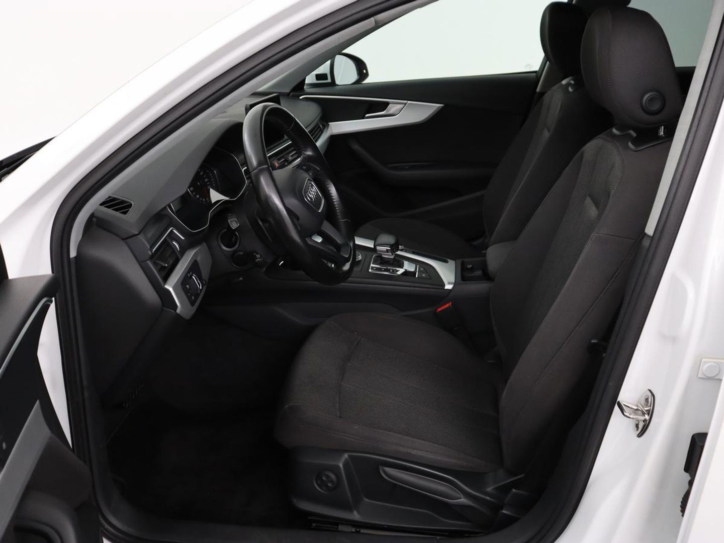Audi A4 1.4 TFSI Pro Line | Adaptive cruise | Stoelverwarming | Camera | Trekhaak | Navigatie | Xenon | Climate control | Bluetooth | Side Assist