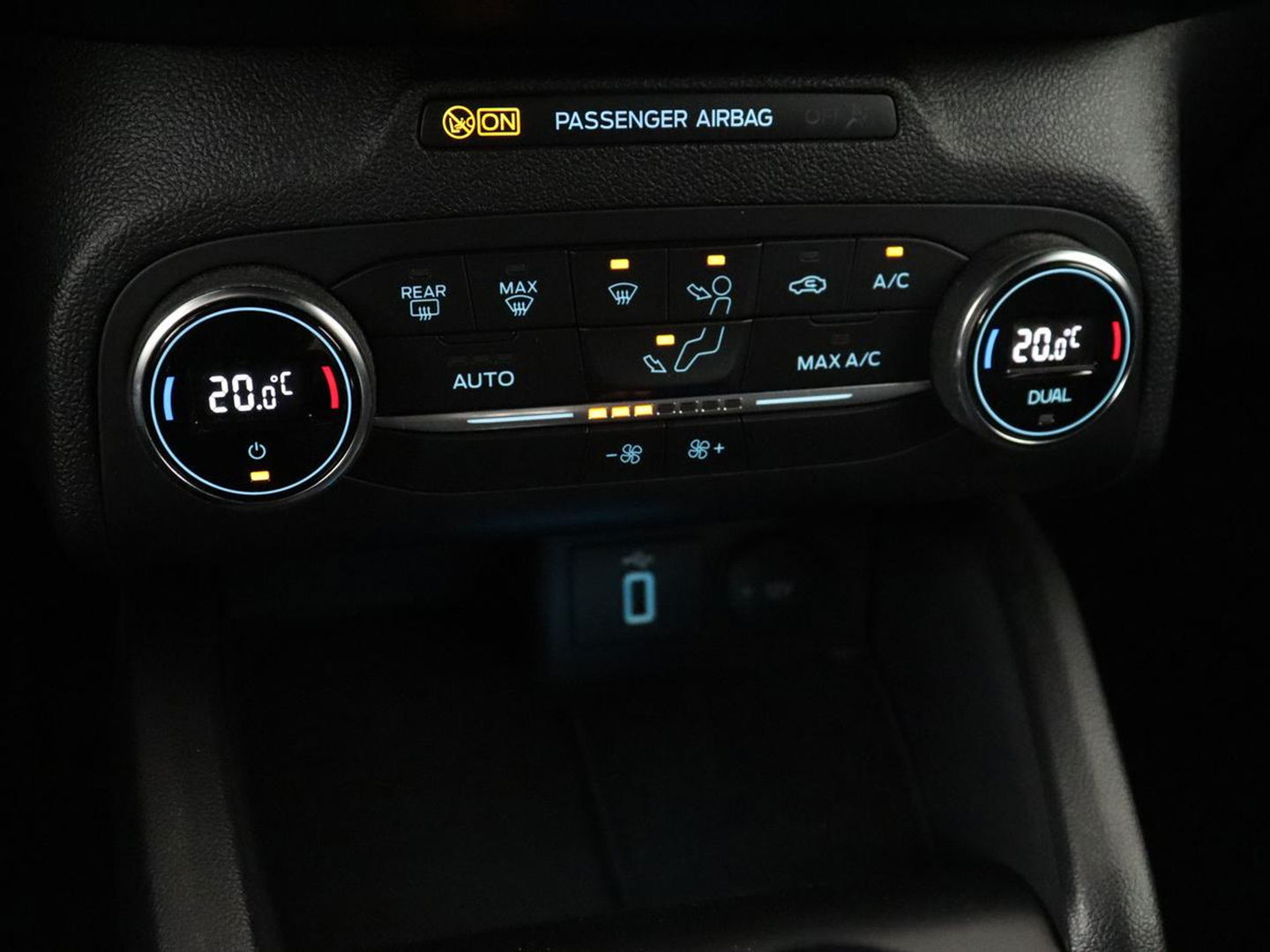 Ford Focus 1.0 EcoBoost ST Line | Trekhaak | Adaptief LED | Carplay | Climate control | Keyless | Navigatie | Parkeerhulp | Cruise control