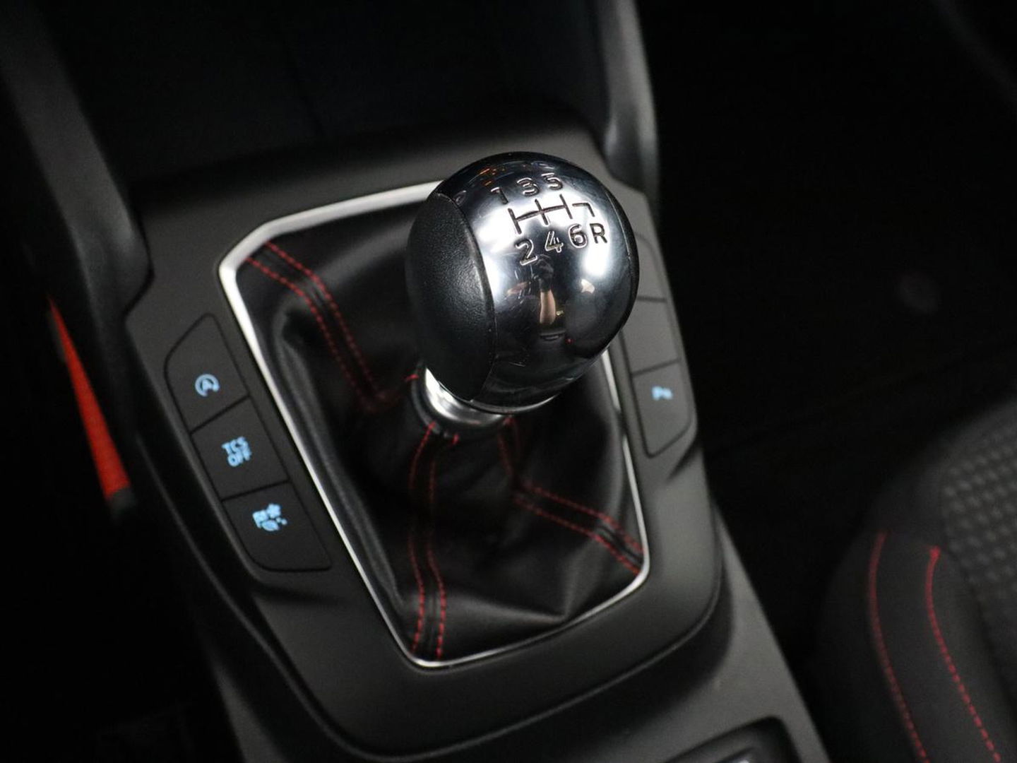 Ford Focus 1.0 EcoBoost ST Line | Trekhaak | Adaptief LED | Carplay | Climate control | Keyless | Navigatie | Parkeerhulp | Cruise control