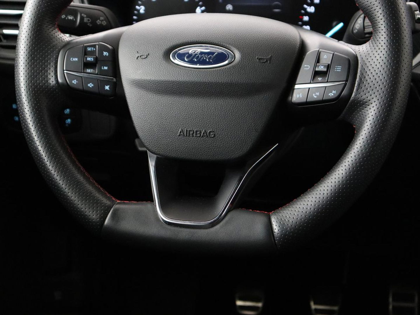 Ford Focus 1.0 EcoBoost ST Line | Trekhaak | Adaptief LED | Carplay | Climate control | Keyless | Navigatie | Parkeerhulp | Cruise control