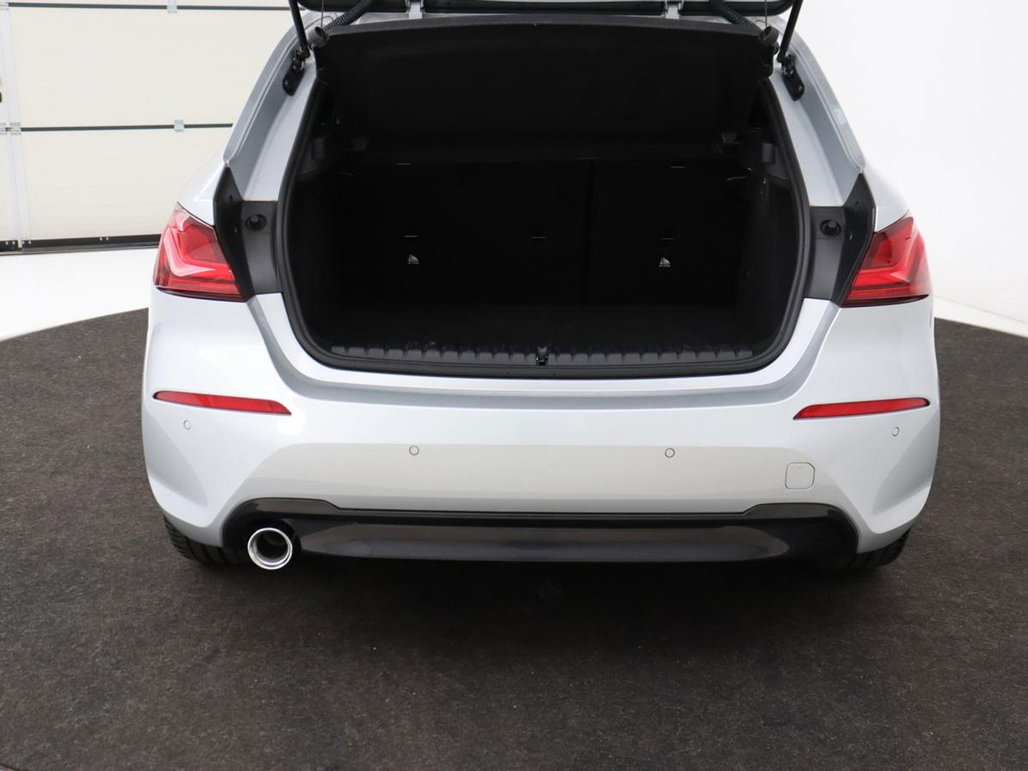 BMW 1-serie 118i M Sport | Trekhaak | Carplay | Navigatie | Sportstoelen | Half leder | Full LED | Climate control | Parkeerhulp
