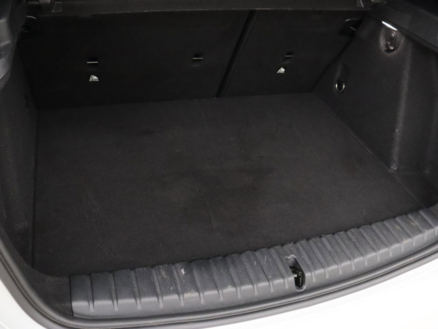 BMW 1-serie 118i M Sport | Trekhaak | Carplay | Navigatie | Sportstoelen | Half leder | Full LED | Climate control | Parkeerhulp