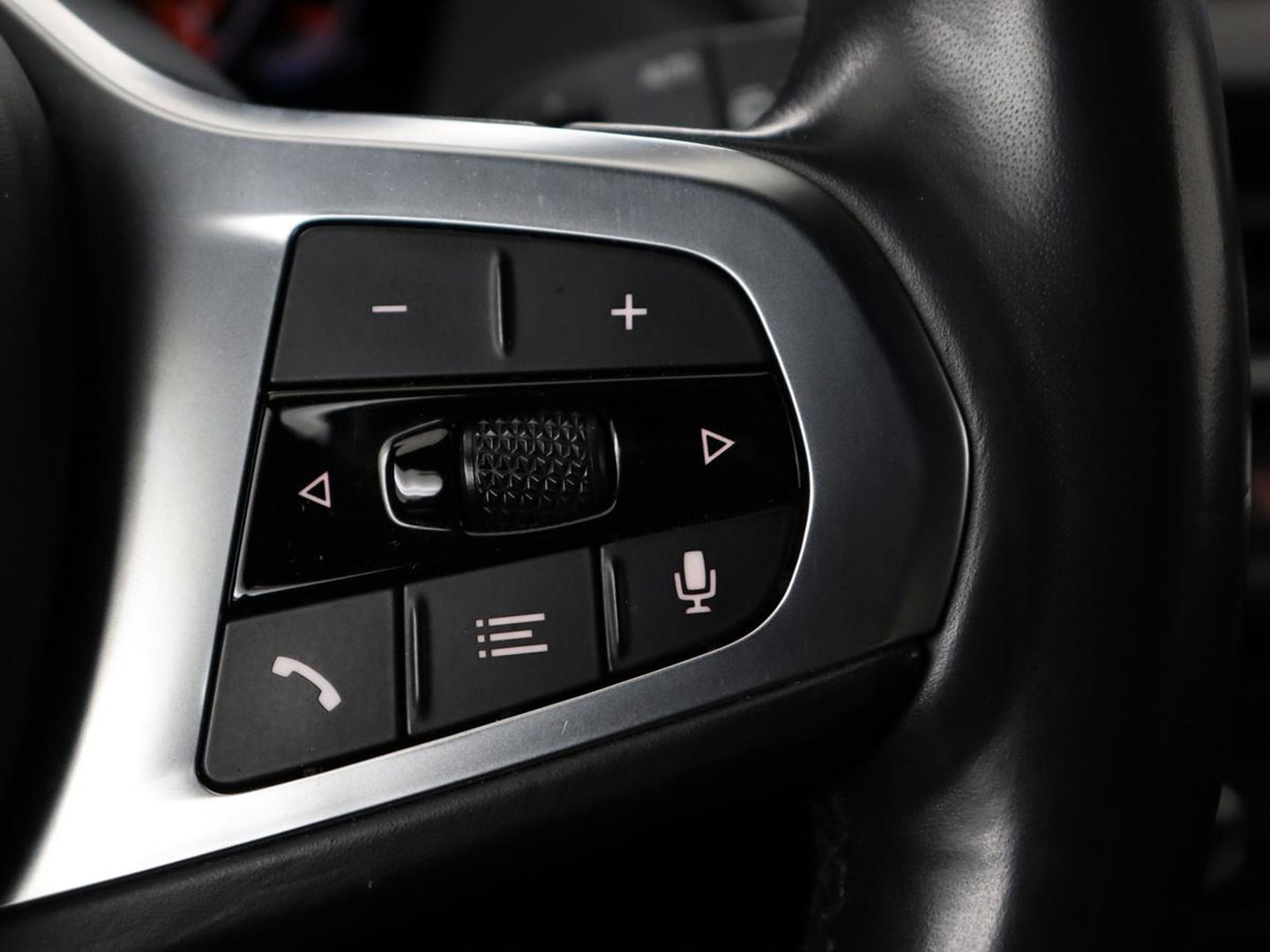 BMW 1-serie 118i M Sport | Trekhaak | Carplay | Navigatie | Sportstoelen | Half leder | Full LED | Climate control | Parkeerhulp