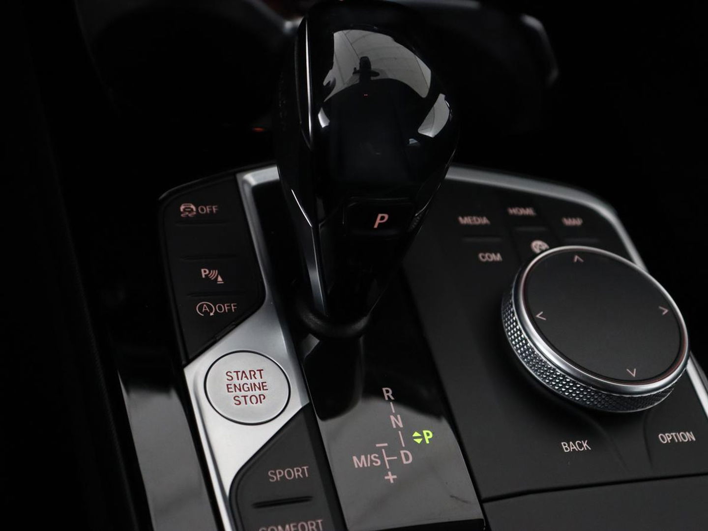 BMW 1-serie 118i M Sport | Trekhaak | Carplay | Navigatie | Sportstoelen | Half leder | Full LED | Climate control | Parkeerhulp