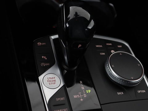 BMW 1-serie 118i M Sport | Trekhaak | Carplay | Navigatie | Sportstoelen | Half leder | Full LED | Climate control | Parkeerhulp