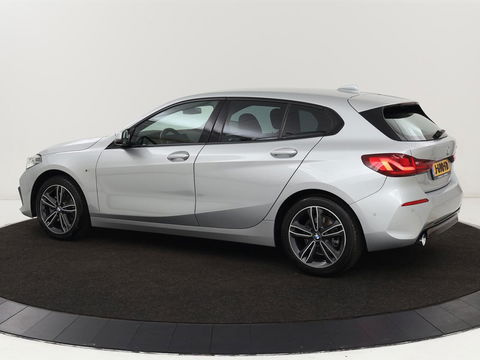 BMW 1-serie 118i M Sport | Trekhaak | Carplay | Navigatie | Sportstoelen | Half leder | Full LED | Climate control | Parkeerhulp