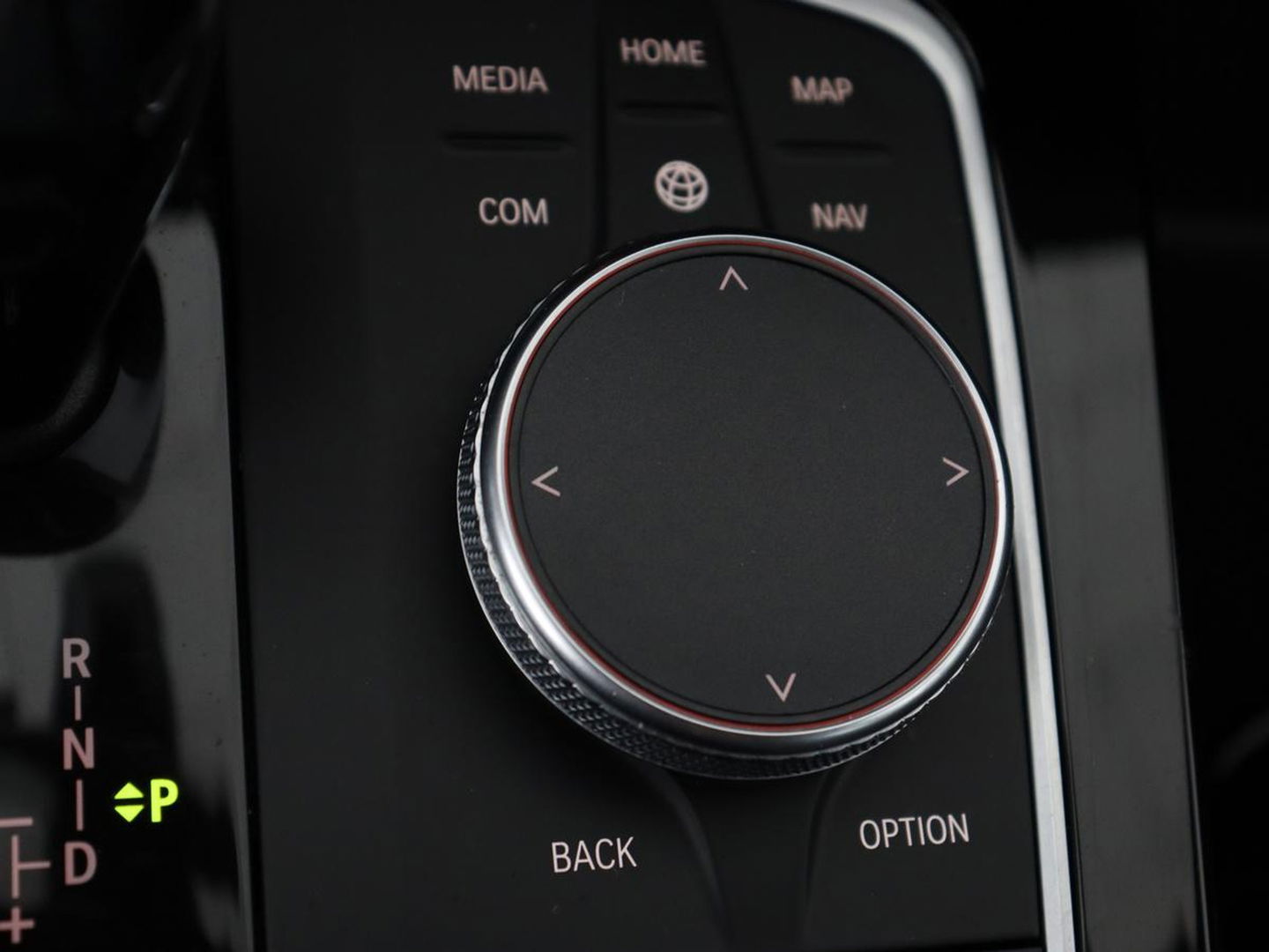 BMW 1-serie 118i M Sport | Trekhaak | Carplay | Navigatie | Sportstoelen | Half leder | Full LED | Climate control | Parkeerhulp