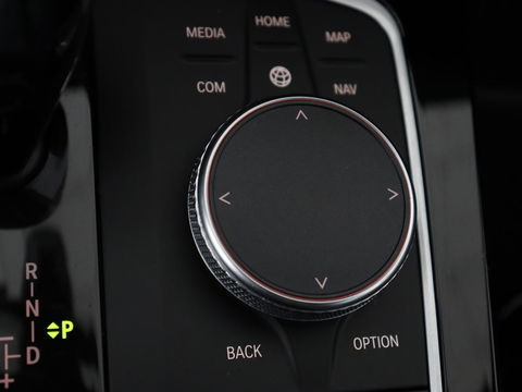 BMW 1-serie 118i M Sport | Trekhaak | Carplay | Navigatie | Sportstoelen | Half leder | Full LED | Climate control | Parkeerhulp