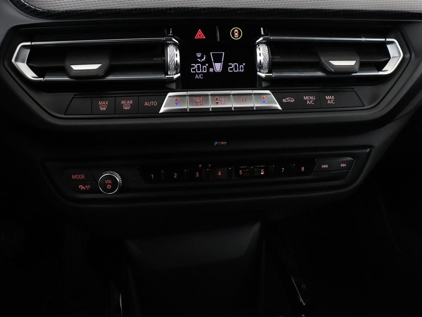BMW 1-serie 118i M Sport | Trekhaak | Carplay | Navigatie | Sportstoelen | Half leder | Full LED | Climate control | Parkeerhulp
