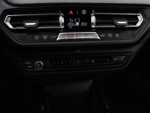 BMW 1-serie 118i M Sport | Trekhaak | Carplay | Navigatie | Sportstoelen | Half leder | Full LED | Climate control | Parkeerhulp