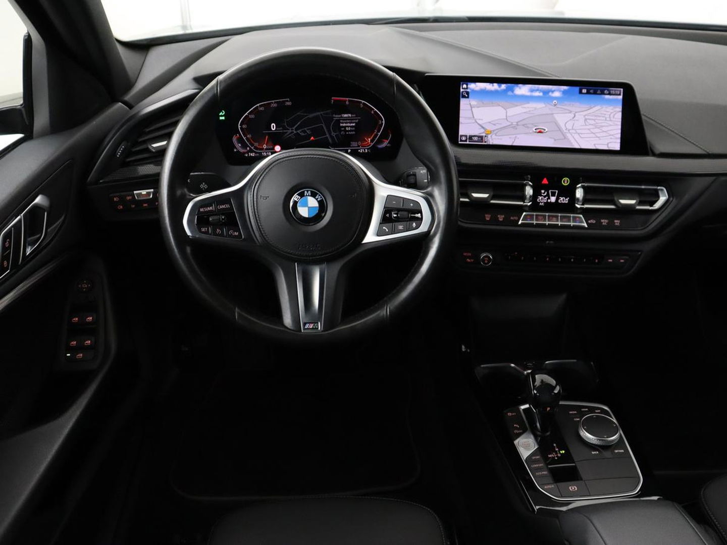BMW 1-serie 118i M Sport | Trekhaak | Carplay | Navigatie | Sportstoelen | Half leder | Full LED | Climate control | Parkeerhulp