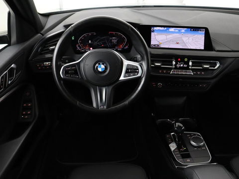 BMW 1-serie 118i M Sport | Trekhaak | Carplay | Navigatie | Sportstoelen | Half leder | Full LED | Climate control | Parkeerhulp