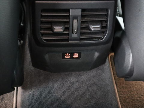 BMW 1-serie 118i M Sport | Trekhaak | Carplay | Navigatie | Sportstoelen | Half leder | Full LED | Climate control | Parkeerhulp