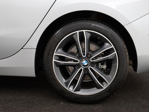 BMW 1-serie 118i M Sport | Trekhaak | Carplay | Navigatie | Sportstoelen | Half leder | Full LED | Climate control | Parkeerhulp