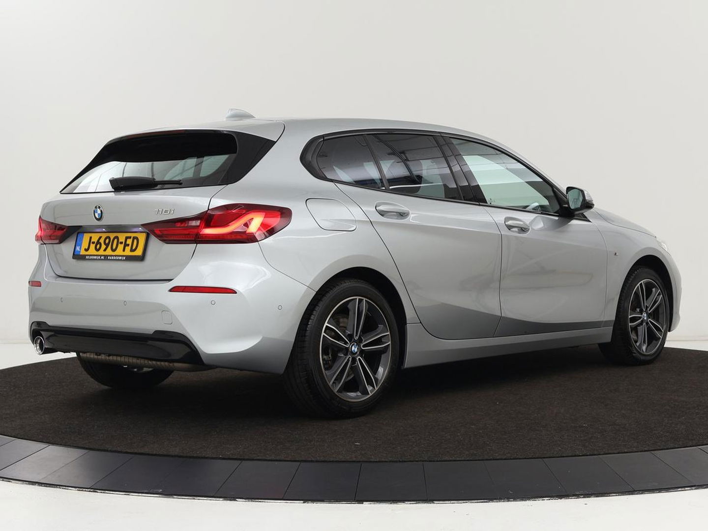 BMW 1-serie 118i M Sport | Trekhaak | Carplay | Navigatie | Sportstoelen | Half leder | Full LED | Climate control | Parkeerhulp
