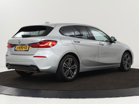 BMW 1-serie 118i M Sport | Trekhaak | Carplay | Navigatie | Sportstoelen | Half leder | Full LED | Climate control | Parkeerhulp