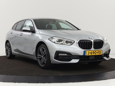 BMW 1-serie 118i M Sport | Trekhaak | Carplay | Navigatie | Sportstoelen | Half leder | Full LED | Climate control | Parkeerhulp