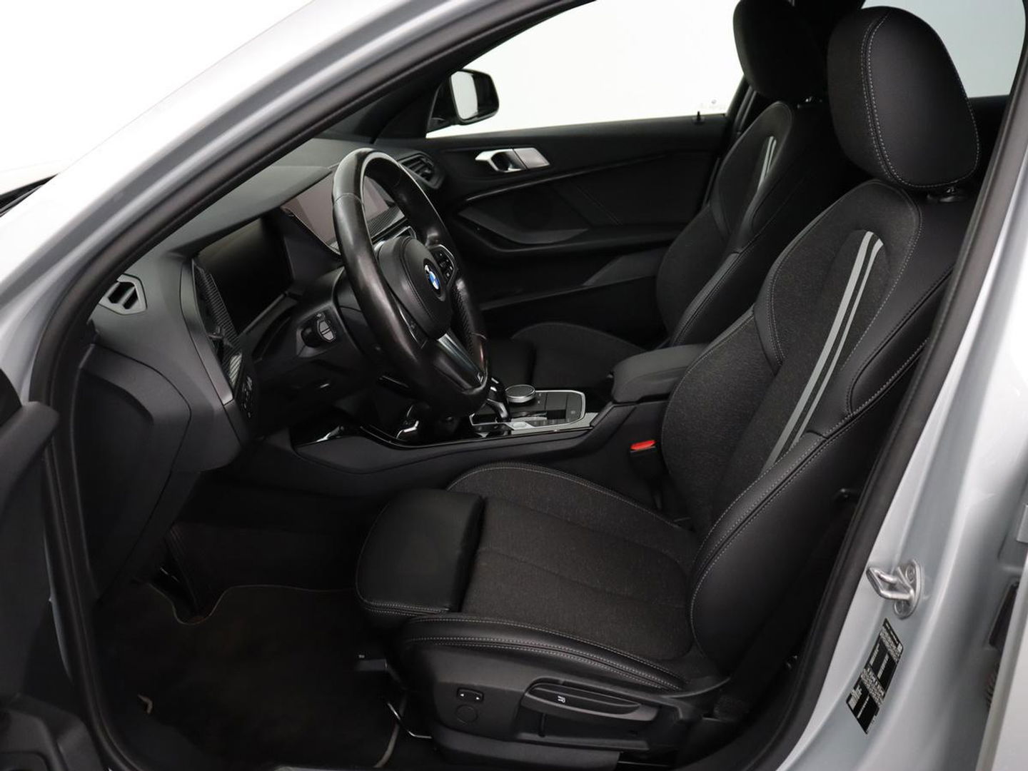 BMW 1-serie 118i M Sport | Trekhaak | Carplay | Navigatie | Sportstoelen | Half leder | Full LED | Climate control | Parkeerhulp