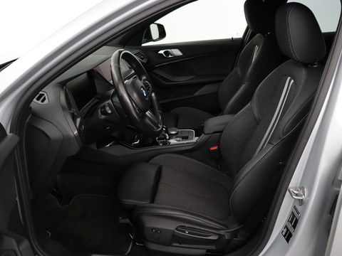 BMW 1-serie 118i M Sport | Trekhaak | Carplay | Navigatie | Sportstoelen | Half leder | Full LED | Climate control | Parkeerhulp