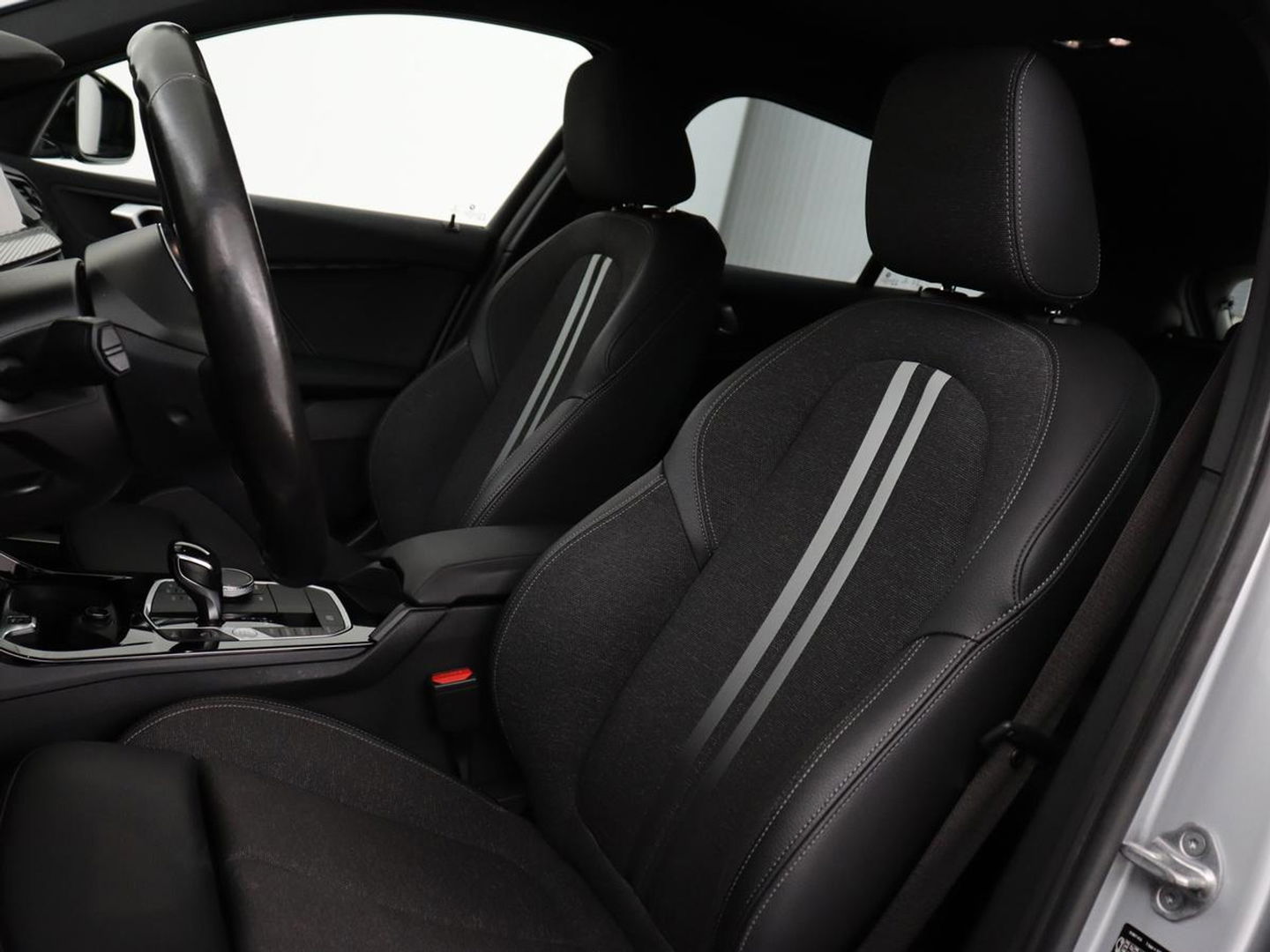 BMW 1-serie 118i M Sport | Trekhaak | Carplay | Navigatie | Sportstoelen | Half leder | Full LED | Climate control | Parkeerhulp