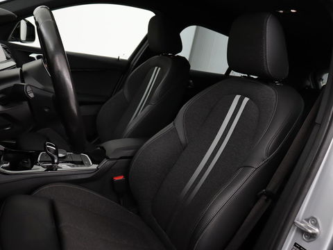 BMW 1-serie 118i M Sport | Trekhaak | Carplay | Navigatie | Sportstoelen | Half leder | Full LED | Climate control | Parkeerhulp