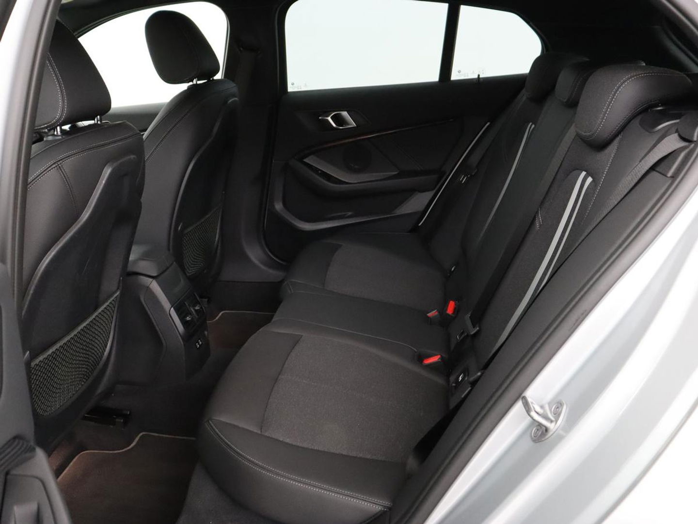 BMW 1-serie 118i M Sport | Trekhaak | Carplay | Navigatie | Sportstoelen | Half leder | Full LED | Climate control | Parkeerhulp