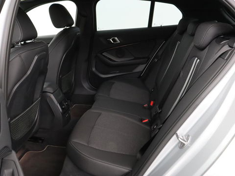 BMW 1-serie 118i M Sport | Trekhaak | Carplay | Navigatie | Sportstoelen | Half leder | Full LED | Climate control | Parkeerhulp