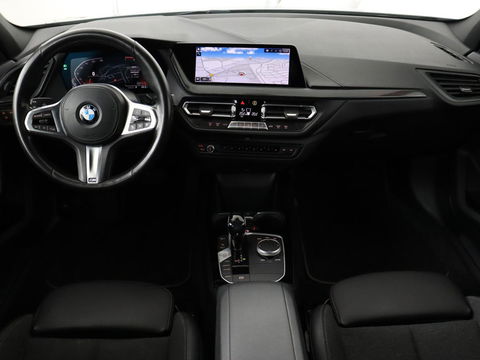 BMW 1-serie 118i M Sport | Trekhaak | Carplay | Navigatie | Sportstoelen | Half leder | Full LED | Climate control | Parkeerhulp