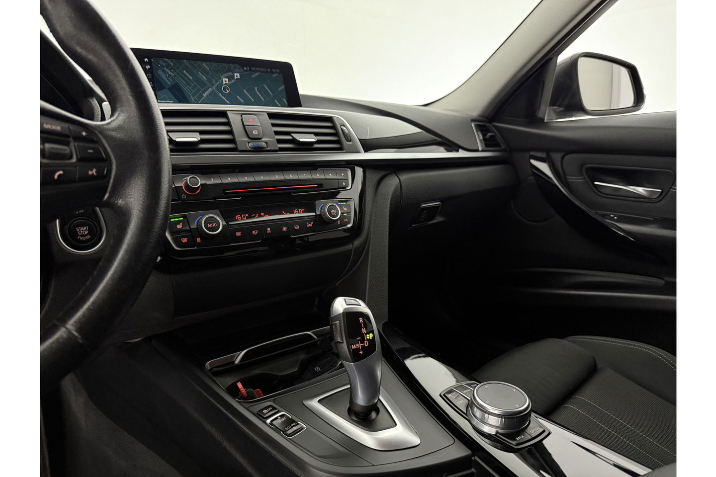 BMW 3 Serie 318i Executive LED Clima Cruise Navigatie PDC 16''LMV