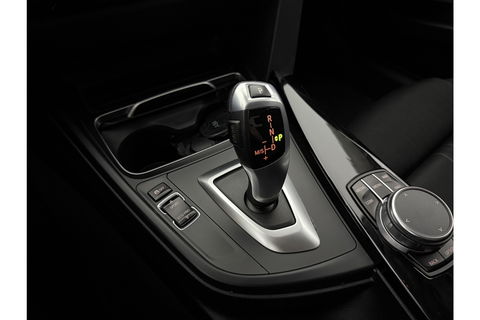 BMW 3 Serie 318i Executive LED Clima Cruise Navigatie PDC 16''LMV