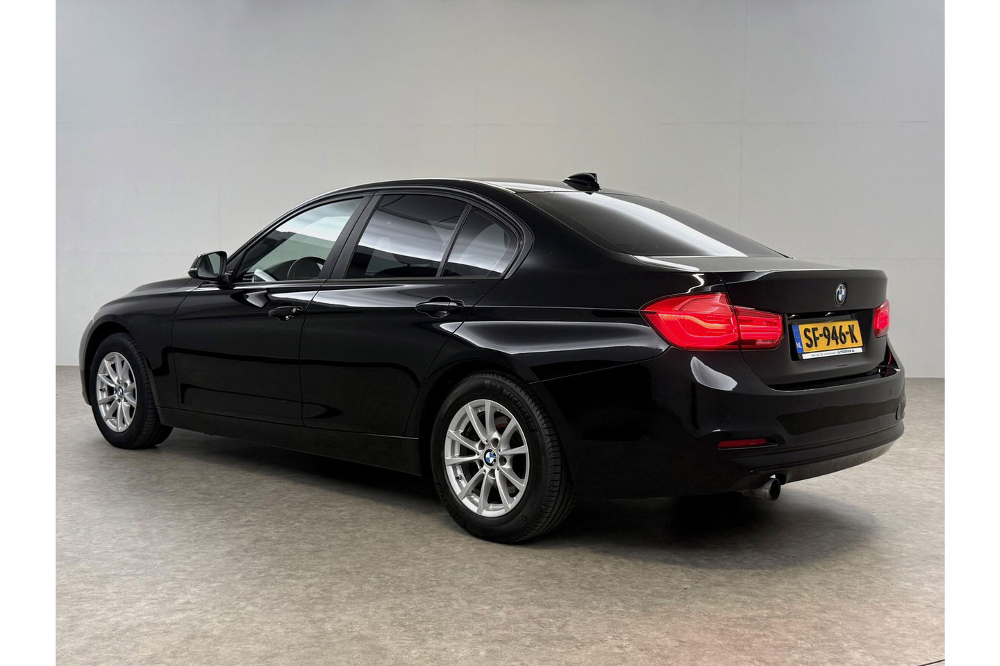 BMW 3 Serie 318i Executive LED Clima Cruise Navigatie PDC 16''LMV