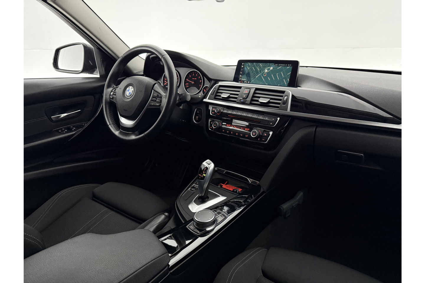 BMW 3 Serie 318i Executive LED Clima Cruise Navigatie PDC 16''LMV