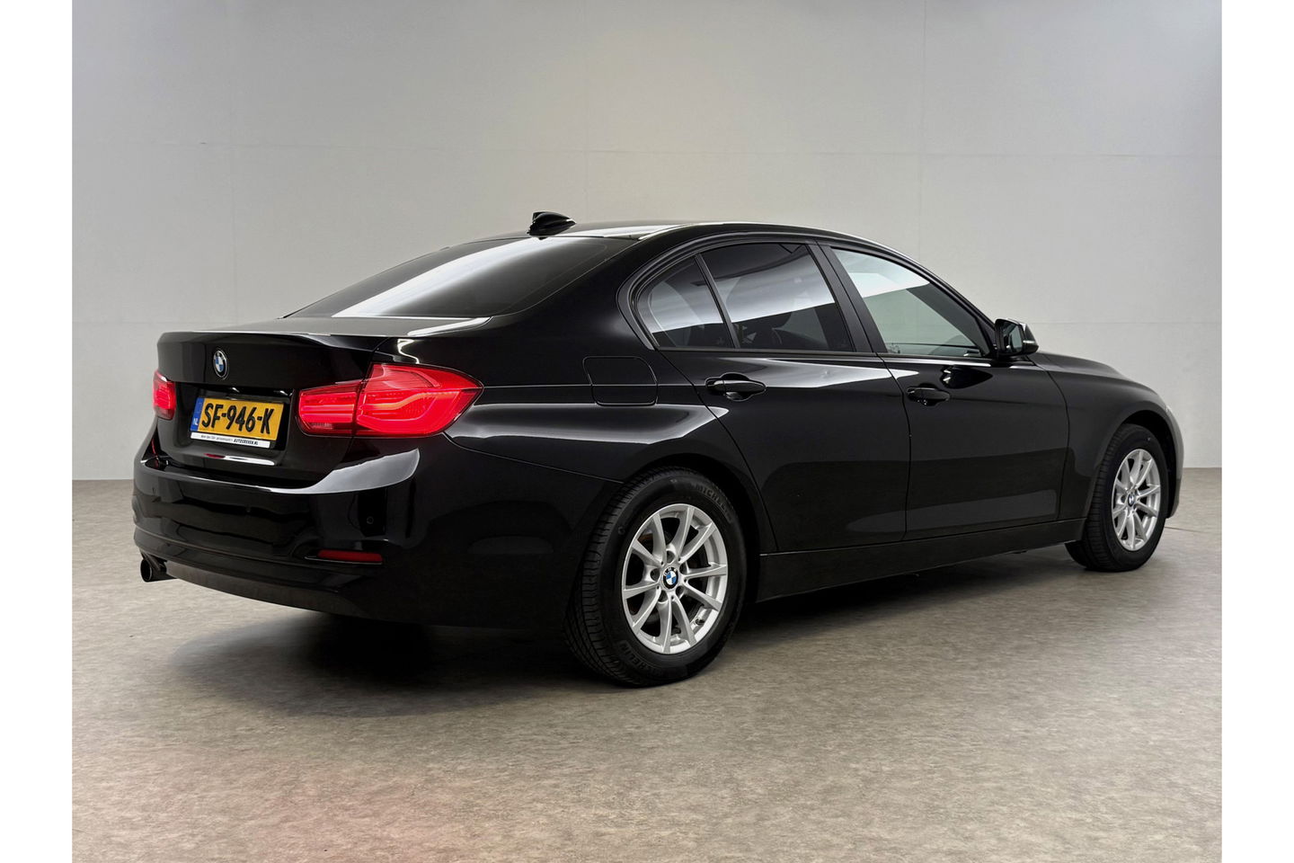 BMW 3 Serie 318i Executive LED Clima Cruise Navigatie PDC 16''LMV