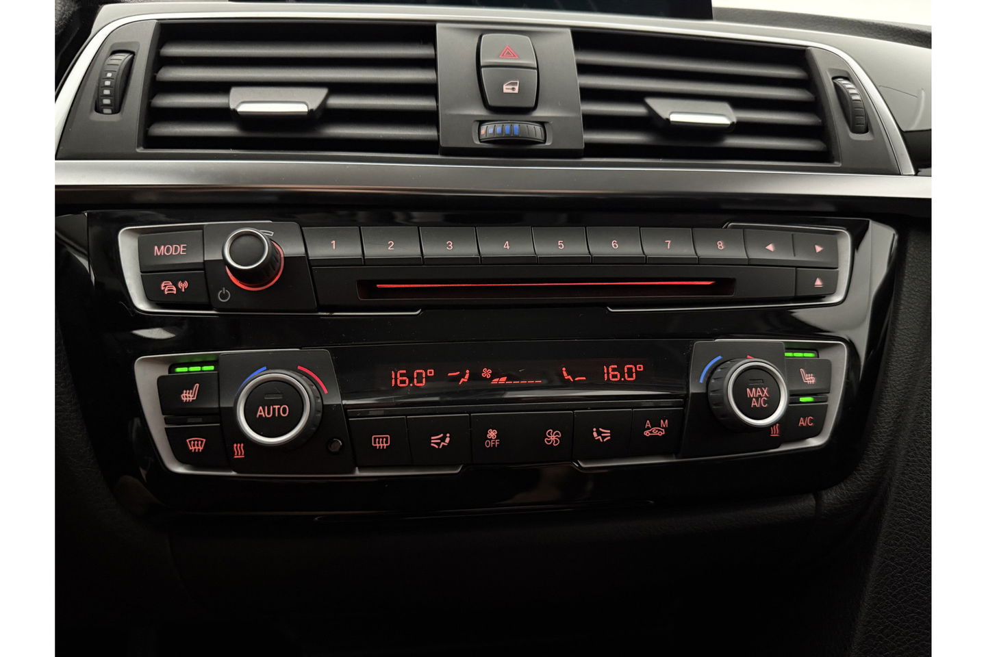 BMW 3 Serie 318i Executive LED Clima Cruise Navigatie PDC 16''LMV