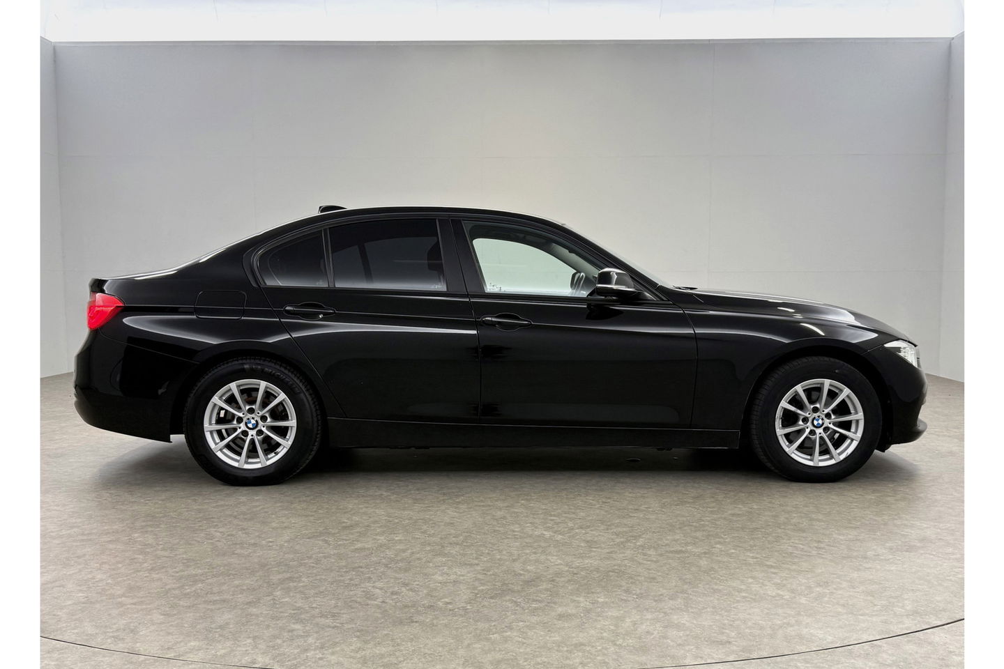 BMW 3 Serie 318i Executive LED Clima Cruise Navigatie PDC 16''LMV