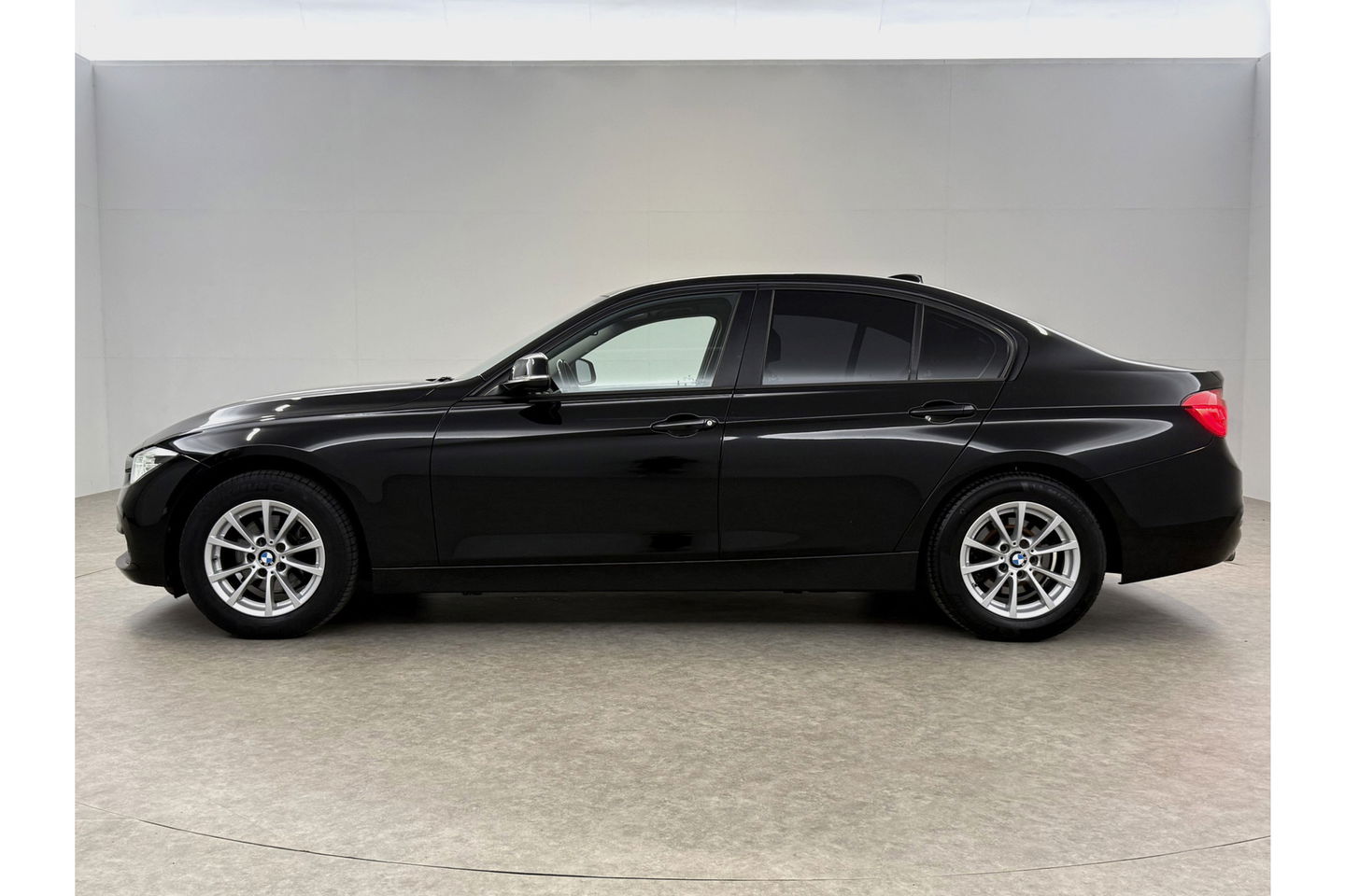 BMW 3 Serie 318i Executive LED Clima Cruise Navigatie PDC 16''LMV