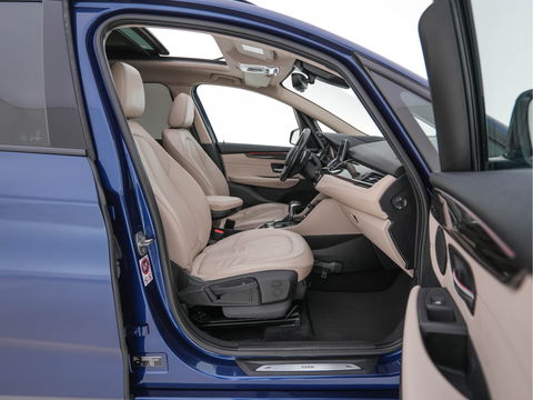 BMW 2 Serie Gran Tourer 218D High Executive Luxury-Line 7-Pers Aut. *PANO | NAVI-FULLMAP | LUXURY-LEATHER | FULL-LED | ECC | KEYLESS | HEATED-COMFORTSEATS | SHIFT-PADDLES | AMBIENT-LIGHT | CAMERA | HEAD UP | PDC | TOWBAR | 17"ALU*