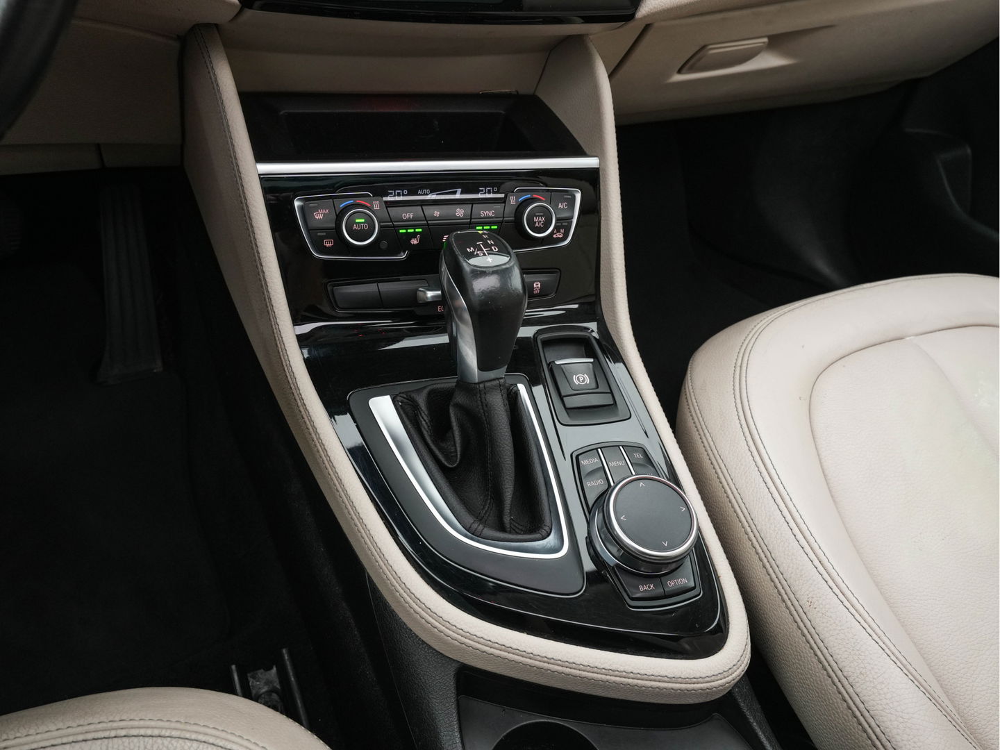 BMW 2 Serie Gran Tourer 218D High Executive Luxury-Line 7-Pers Aut. *PANO | NAVI-FULLMAP | LUXURY-LEATHER | FULL-LED | ECC | KEYLESS | HEATED-COMFORTSEATS | SHIFT-PADDLES | AMBIENT-LIGHT | CAMERA | HEAD UP | PDC | TOWBAR | 17"ALU*