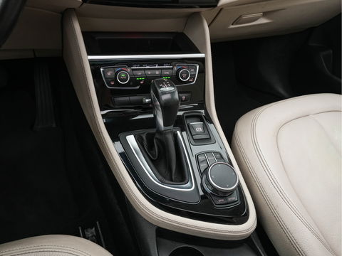 BMW 2 Serie Gran Tourer 218D High Executive Luxury-Line 7-Pers Aut. *PANO | NAVI-FULLMAP | LUXURY-LEATHER | FULL-LED | ECC | KEYLESS | HEATED-COMFORTSEATS | SHIFT-PADDLES | AMBIENT-LIGHT | CAMERA | HEAD UP | PDC | TOWBAR | 17"ALU*