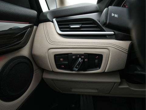 BMW 2 Serie Gran Tourer 218D High Executive Luxury-Line 7-Pers Aut. *PANO | NAVI-FULLMAP | LUXURY-LEATHER | FULL-LED | ECC | KEYLESS | HEATED-COMFORTSEATS | SHIFT-PADDLES | AMBIENT-LIGHT | CAMERA | HEAD UP | PDC | TOWBAR | 17"ALU*