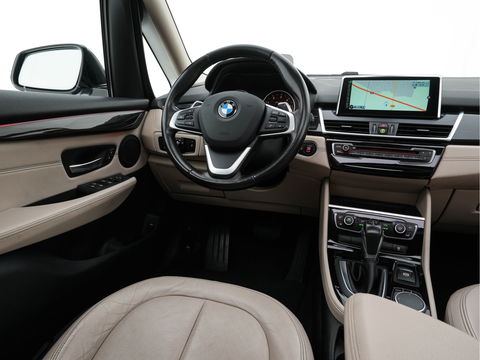 BMW 2 Serie Gran Tourer 218D High Executive Luxury-Line 7-Pers Aut. *PANO | NAVI-FULLMAP | LUXURY-LEATHER | FULL-LED | ECC | KEYLESS | HEATED-COMFORTSEATS | SHIFT-PADDLES | AMBIENT-LIGHT | CAMERA | HEAD UP | PDC | TOWBAR | 17"ALU*