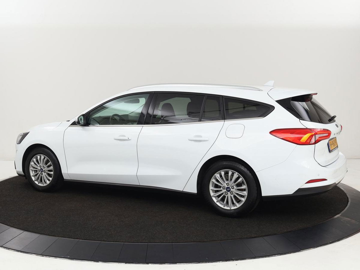 Ford Focus 1.0 EcoBoost Titanium | Adaptive cruise | Carplay | Navigatie | Keyless | Full LED | Climate control | Getint glas | Parkeerhulp